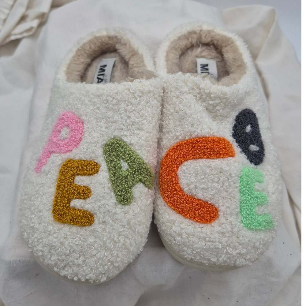 New Mia Cozi Peace Slippers fuzzy letters spelling out "PEACE" Girls size 2